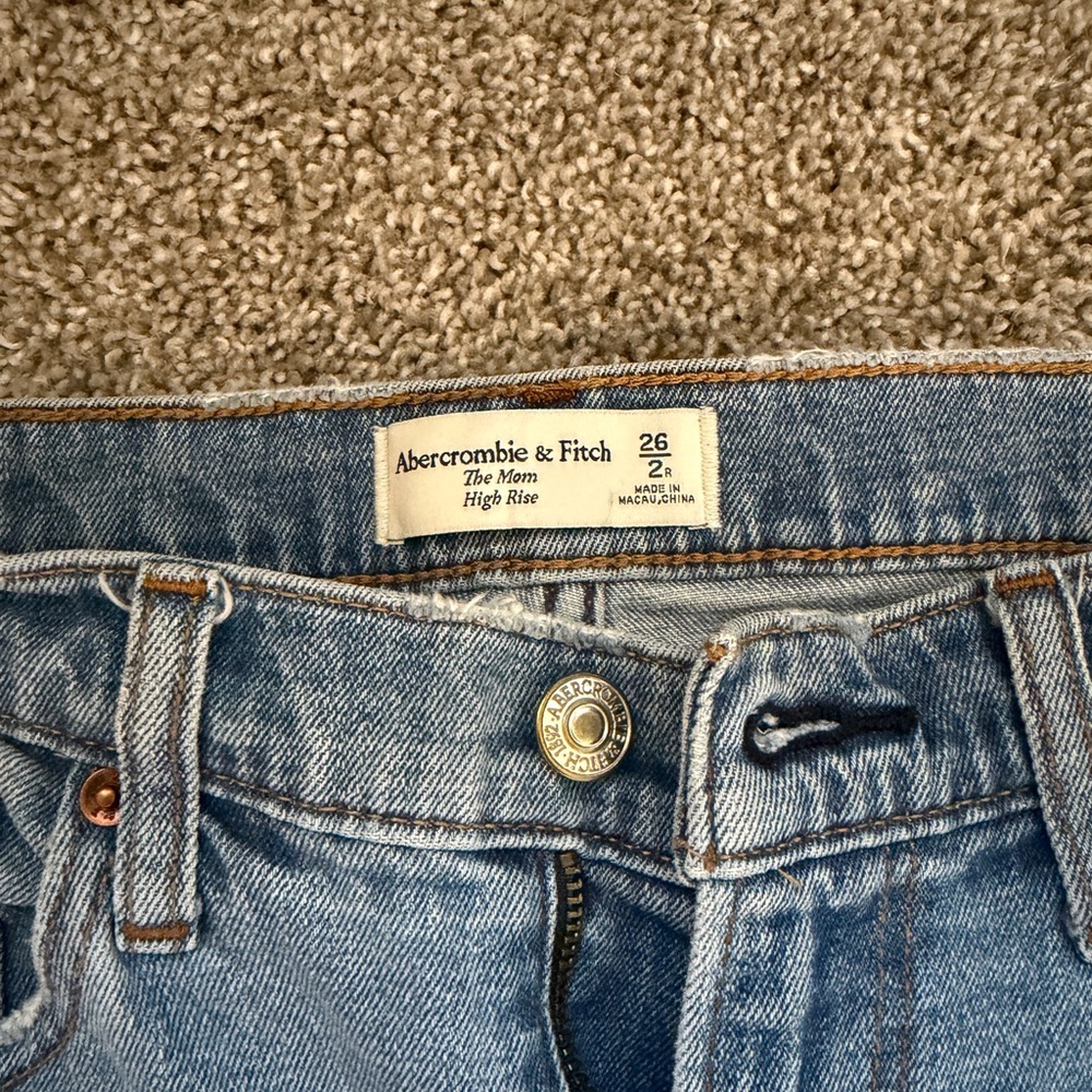 Abercrombie & Fitch High-Rise Mom Jeans in Light Wash Blue